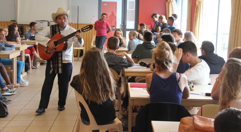 01 anibal chante en classe d espagnol