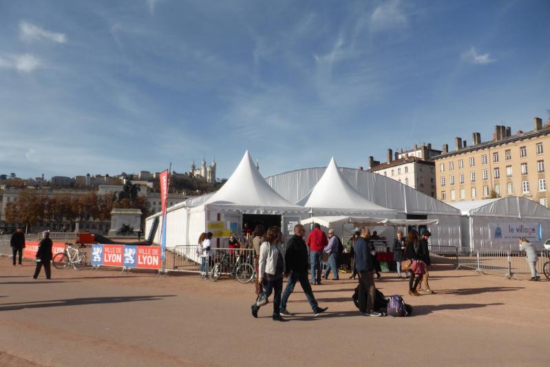 01 les tentes du village sur la place bellecour