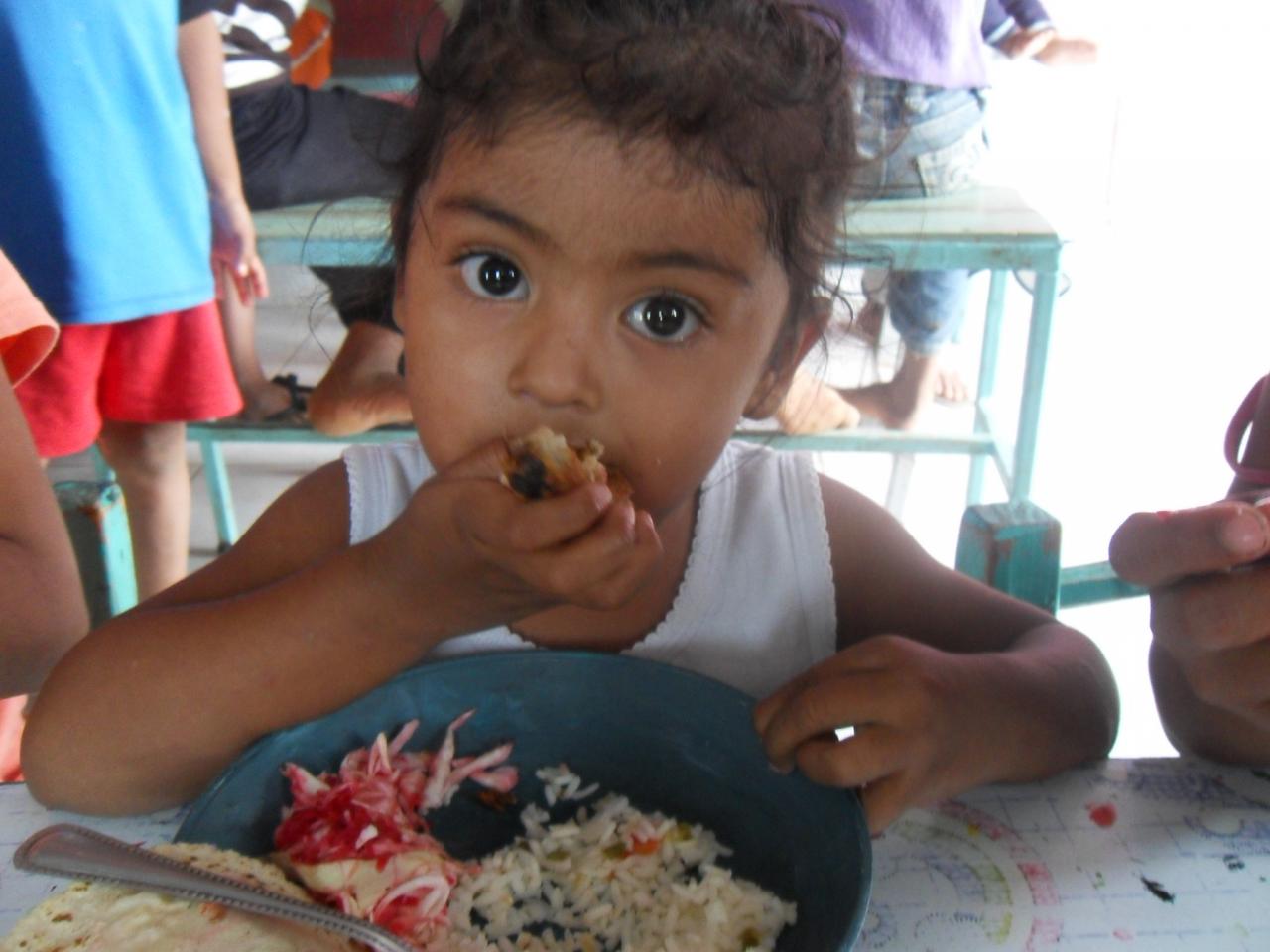 Cherli saboreando su rico almuerzo