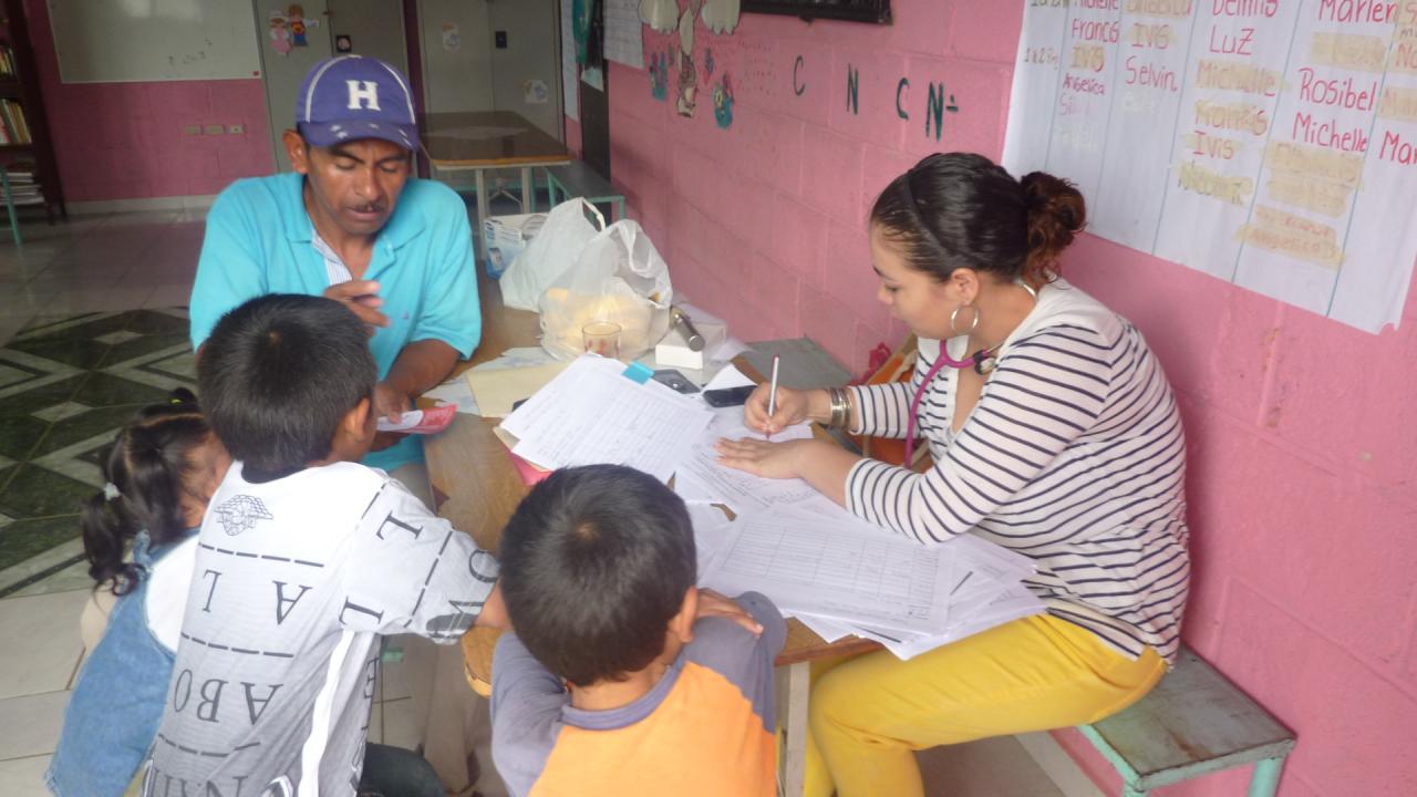 Doctora brindando atencion medica a los niños-as