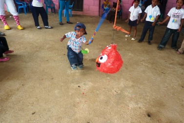 El pequeno Maynor, reventando la pinata en celebración dia de la niñez
