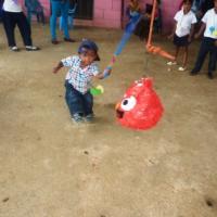 El pequeno Maynor, reventando la pinata en celebración dia de la niñez