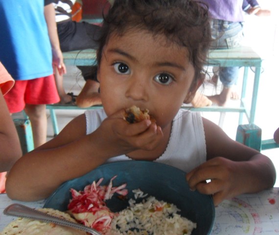 Cherli saboreando su rico almuerzo