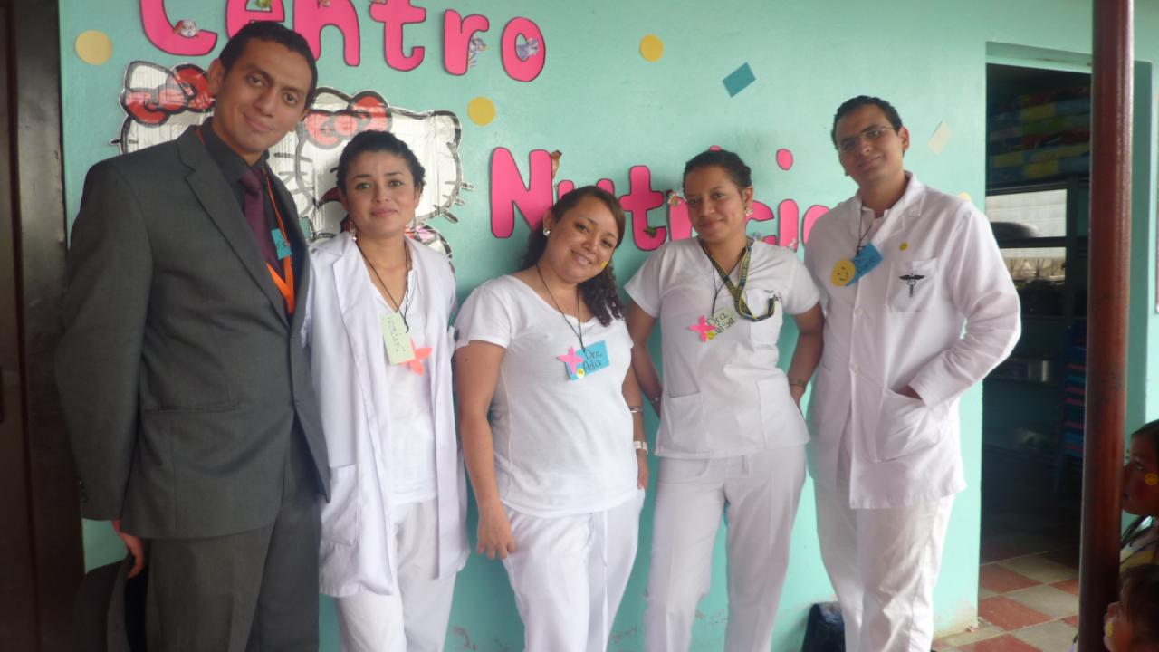 Grupo de medicos al final de su pasantia medica