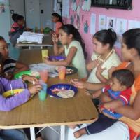 Grupo de niños-as compartiendo su almuerzo