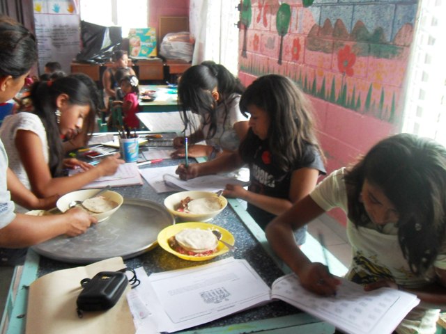 Jovenes brindando tutorian y luego alimentos
