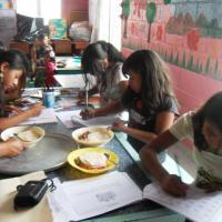 Jovenes brindando tutorian y luego alimentos