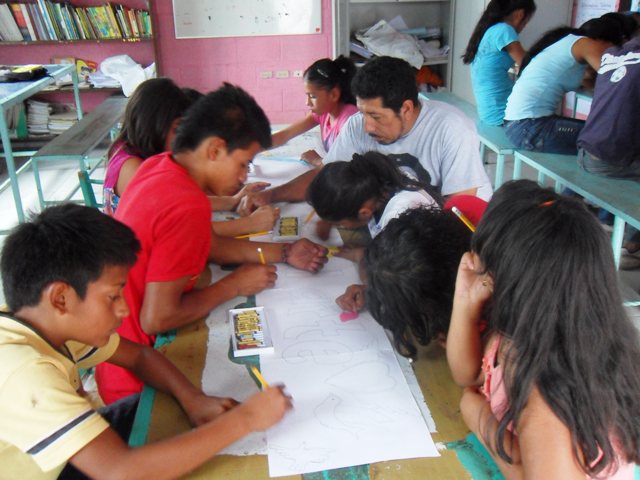 Jovenes en taller de pintura