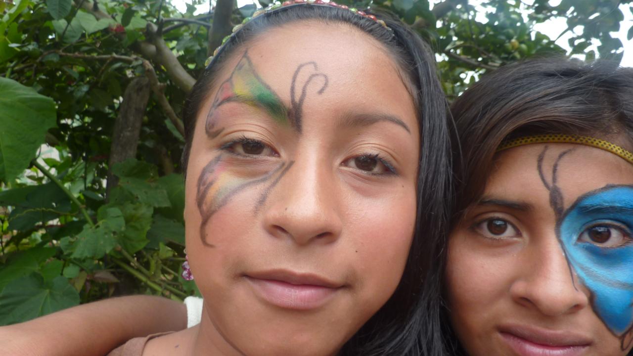 Jóvenes tutoras apoyando actividades culturales del Centro Nutricional