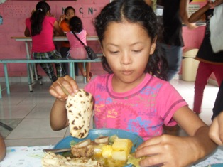 Mailin Samari disfrutando su almuerzo