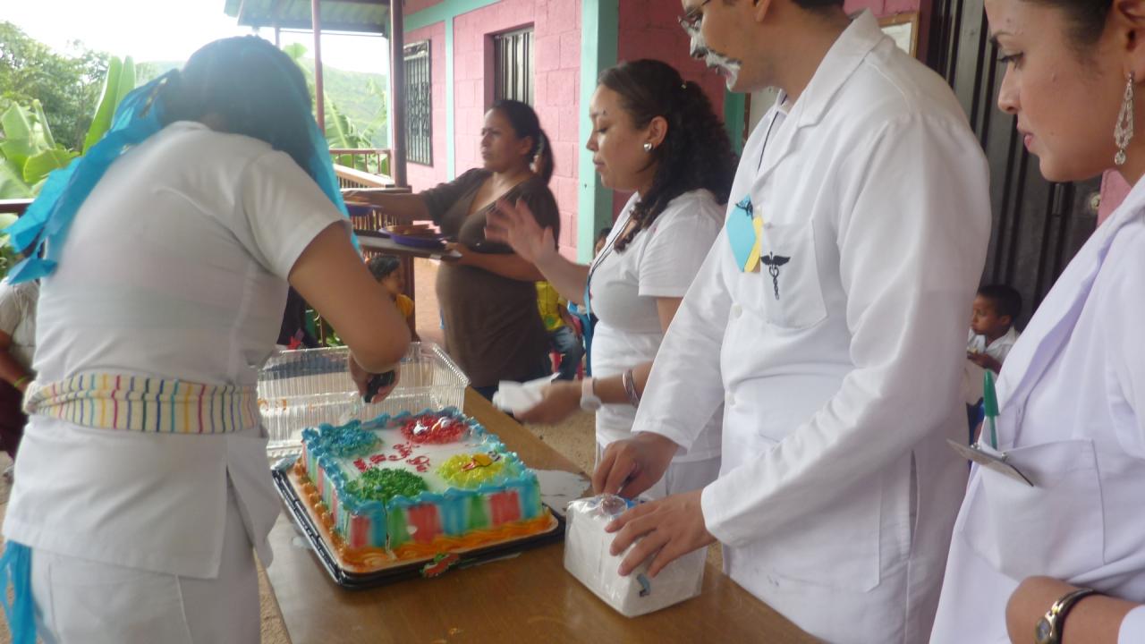 Medicos partiendo pastel para los niños-as