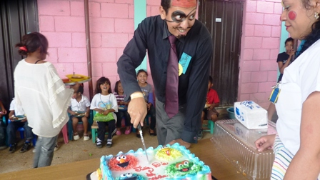 Médicos preparan el pastel celebración dia de la niñez