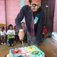 Médicos preparan el pastel celebración dia de la niñez