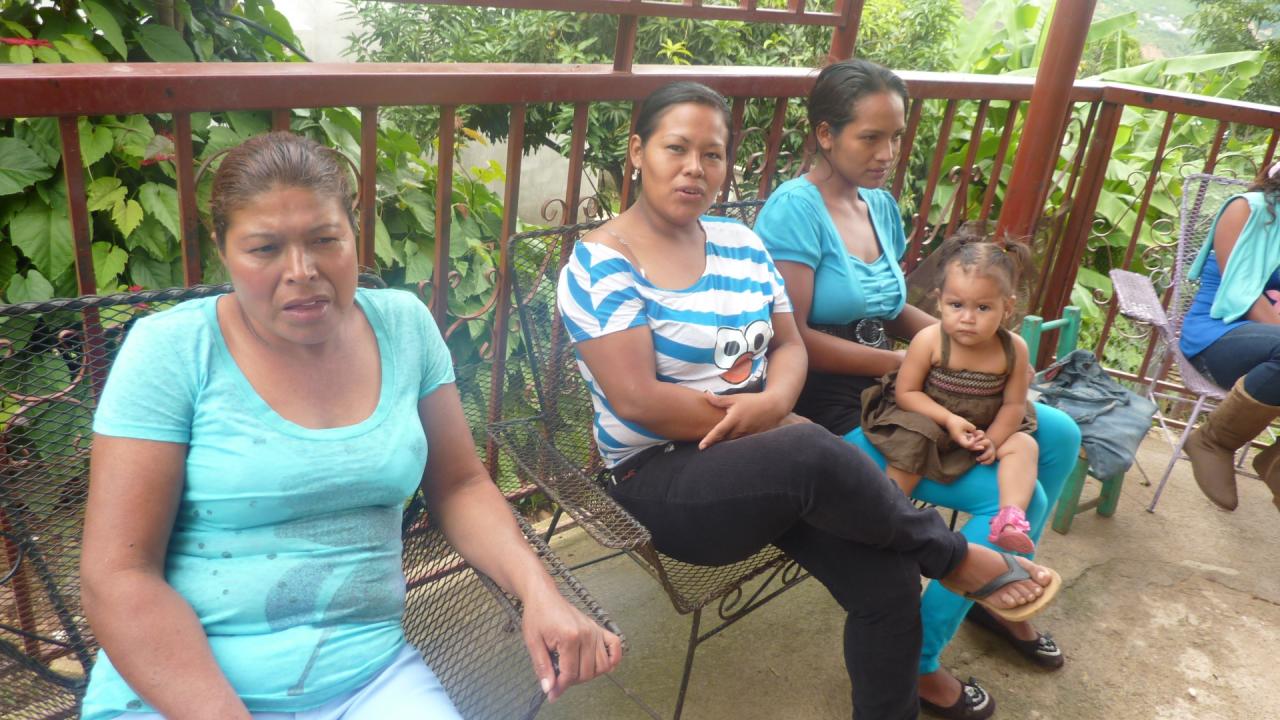 Parte de las Madres que participan en una reunion en el Centro Nutricional