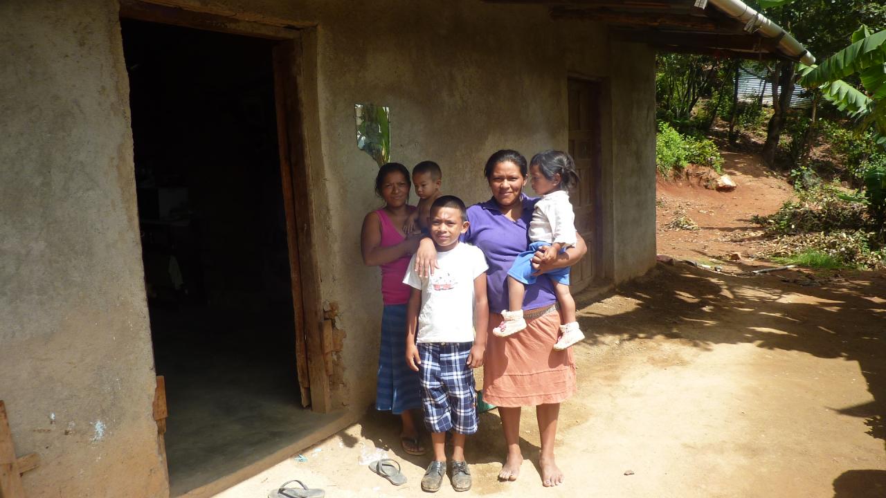 Una familia en su hogar, que se atiende en el Centro Nutricional