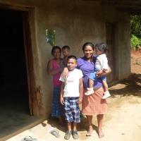 Una familia en su hogar, que se atiende en el Centro Nutricional