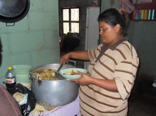 Una madre preparando los platos de alimentos para los ninos